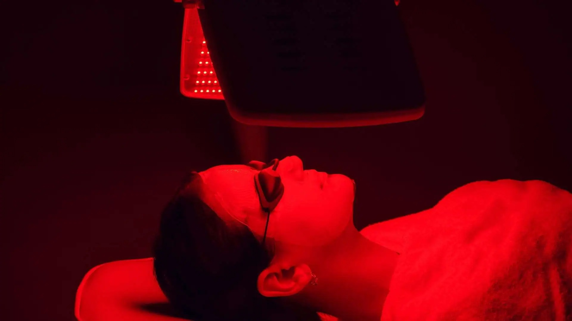 The Powerful Benefits of Red Light Therapy: What You Need to Know